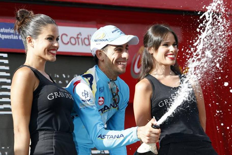 Sul podio, Fabio festeggia con lo champagne al secondo successo stagionale alla Vuelta. Bettini